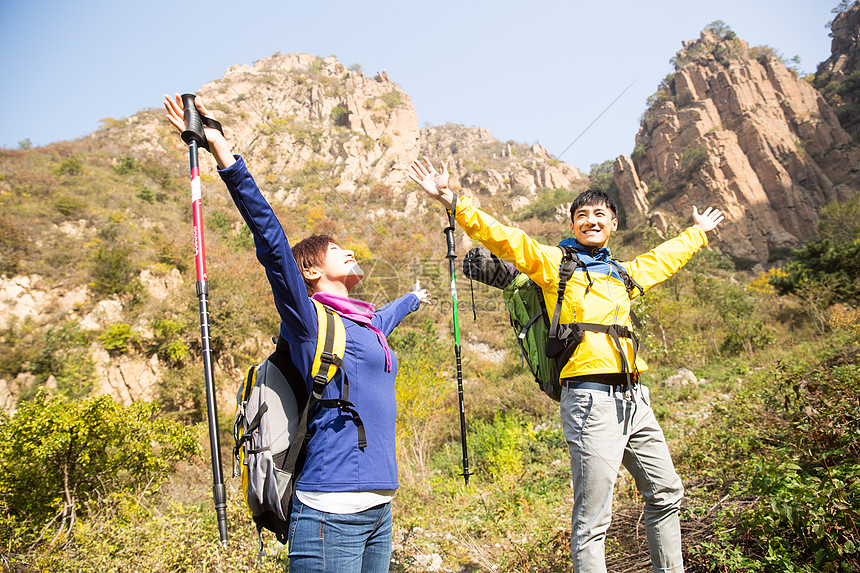 水平构图成功包青年男女登山图片