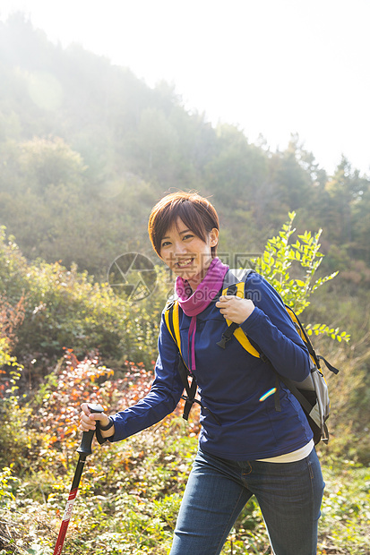 青年女人登山图片