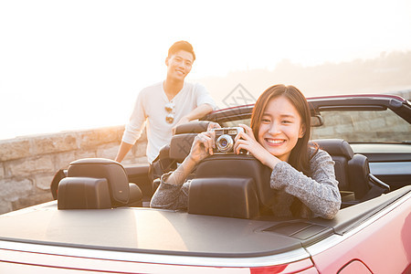 季节责任亚洲青年男女开车出去旅行图片