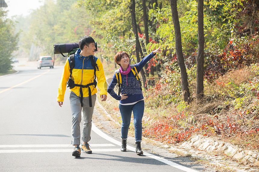 幸福现代20到24岁青年男女登山图片