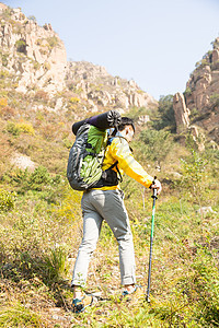 垂直构图现代极限运动青年男人登山图片