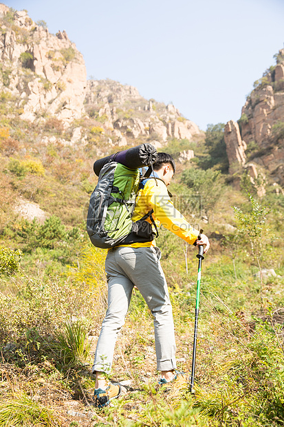 垂直构图现代极限运动青年男人登山图片