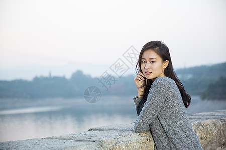 青年女人郊游图片