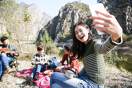 大学生男女露营图片