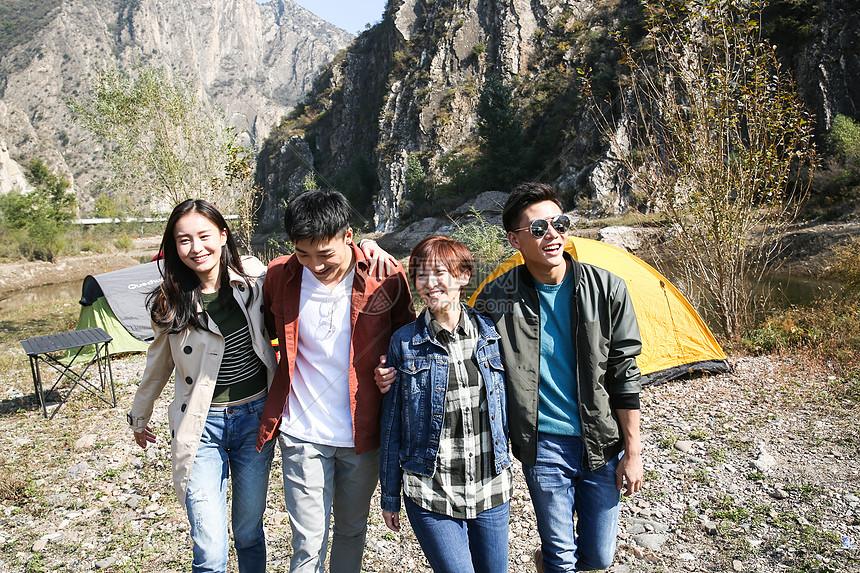 偏远的青年男人旅行者青年男女在山里露营