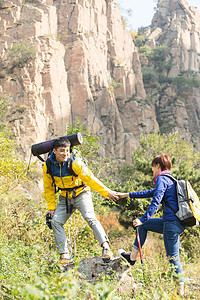 成功运动服旅行者青年男女登山图片