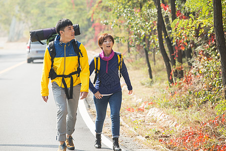 环境高兴的自然青年男女登山图片