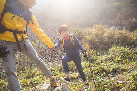 两个人成功情侣青年男女登山图片