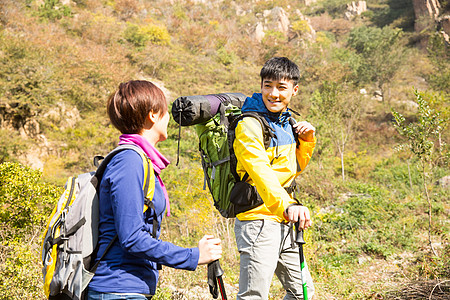 亚洲郊区愉悦青年男女登山图片