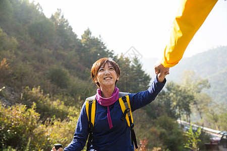 成功亚洲活力青年男女登山图片