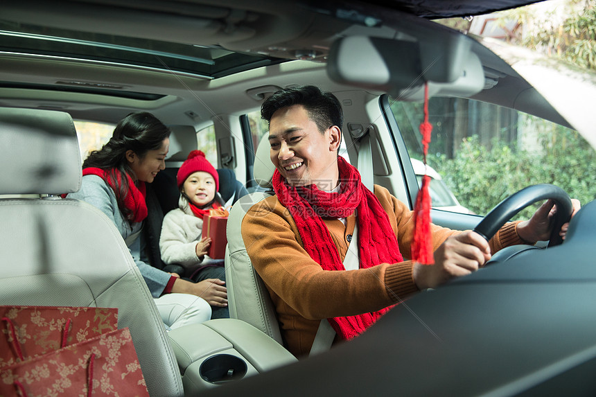 驾车过年新年前夕幸福家庭回家过新年