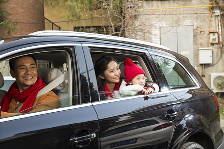 三个人女孩高兴的幸福家庭坐在汽车里图片