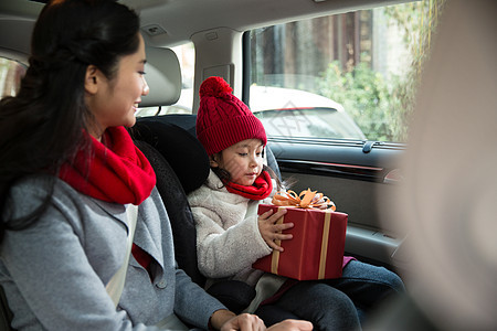 庆祝两个人母亲和女儿乘车回家图片