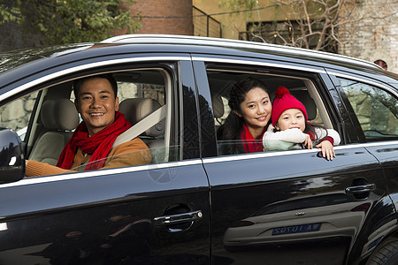 白昼可爱的自驾游幸福家庭坐在汽车里图片
