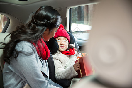 青年人北京愉悦母亲和女儿乘车回家图片