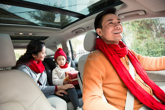 传统水平构图三个人幸福家庭回家过新年图片
