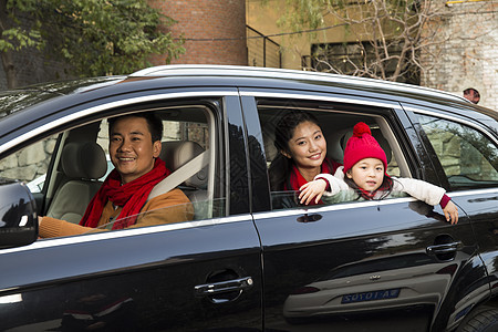 东亚过年男人幸福家庭坐在汽车里图片