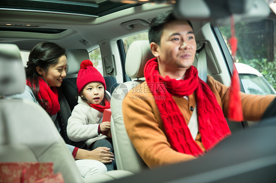 三个人人儿童幸福家庭回家过新年图片