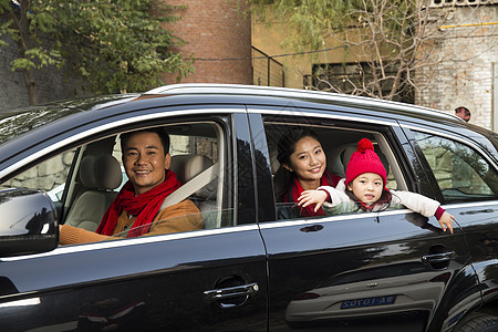 亚洲文化喜庆幸福家庭坐在汽车里图片