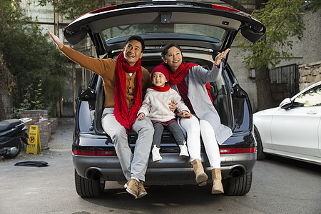 独生子家庭传统庆典文化一家三口坐在汽车里图片