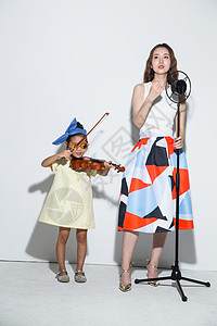 乐器弦愉悦童年小女孩和妈妈拉小提琴图片