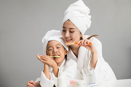 装扮学龄前儿童人穿着浴袍的母女刷牙图片