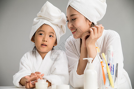 干净女孩青年女人穿着浴袍的母女刷牙图片