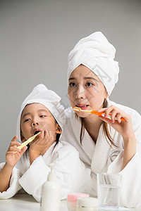 家庭生活时尚青年女人穿着浴袍的母女刷牙图片