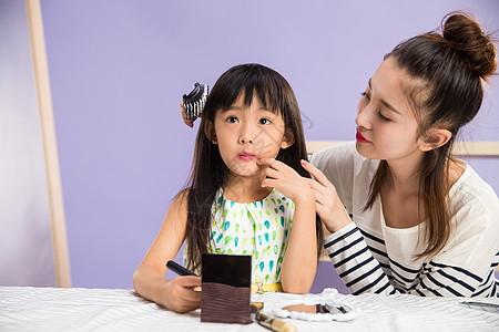 两个人休闲活动女人妈妈与女儿在化妆图片