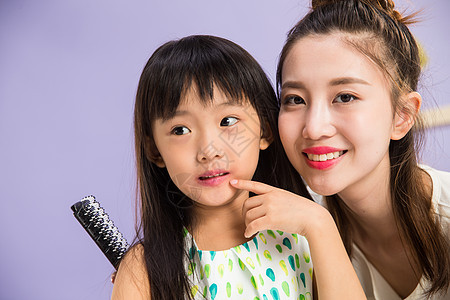 装扮紫色背景亲情妈妈与女儿在化妆图片