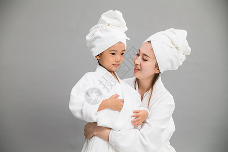 东亚住宅内部欢乐穿着浴袍的快乐母女图片