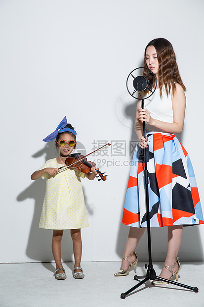 幸福裙子活力小女孩和妈妈拉小提琴图片
