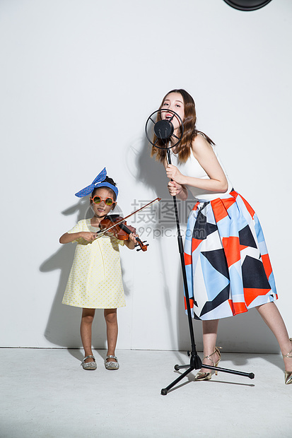 发卡温馨单亲家庭小女孩和妈妈拉小提琴图片