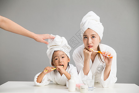 温馨女孩两个人穿着浴袍的母女刷牙图片
