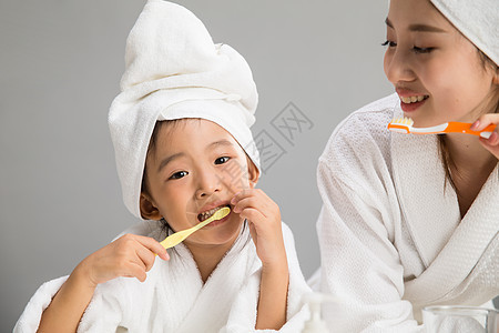 女孩卫生幸福穿着浴袍的母女刷牙图片