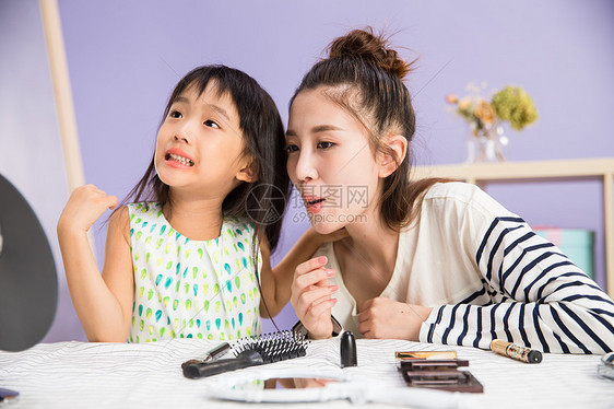 人幸福天真妈妈与女儿在化妆图片