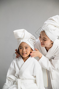 活力前额亚洲人穿着浴袍的快乐母女图片