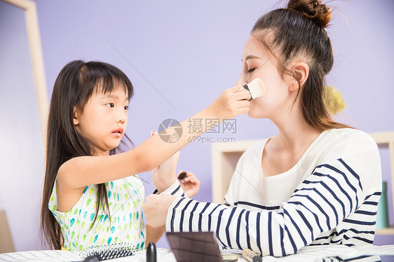 东亚家庭生活学龄前儿童妈妈与女儿在化妆图片