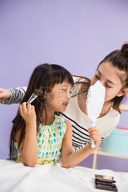 休闲装彩色图片满意妈妈与女儿在化妆图片