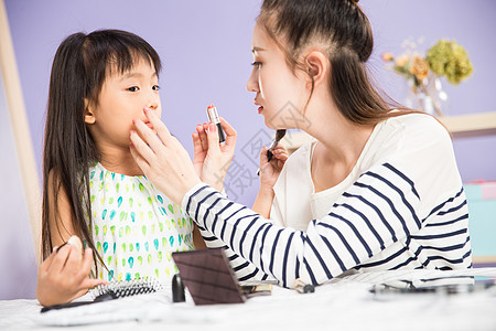 摄影天真独生子家庭妈妈与女儿在化妆图片