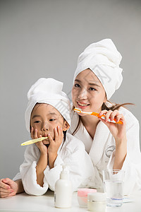 欢乐毛巾家庭生活穿着浴袍的母女刷牙图片