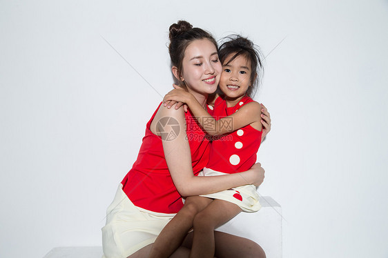 亚洲人健康生活方式户内穿着亲子装的母女图片
