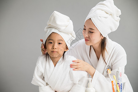 东亚学龄前儿童儿童穿着浴袍的母女图片