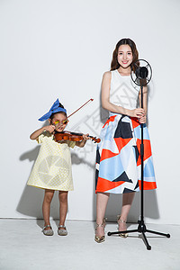 关爱业余爱好20到24岁小女孩和妈妈拉小提琴图片