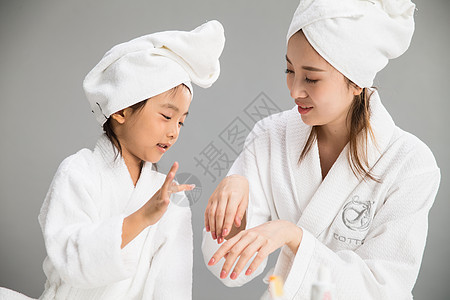 彩色图片亲情欢乐穿着浴袍的母女图片