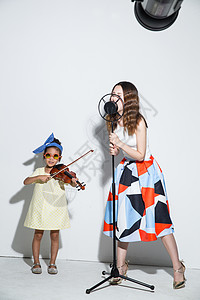 小提琴和女孩欢乐幸福表演小女孩和妈妈拉小提琴背景