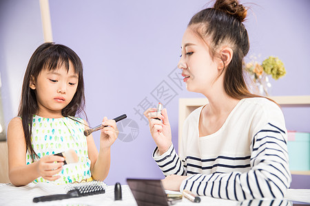 希望家庭欢乐妈妈与女儿在化妆图片