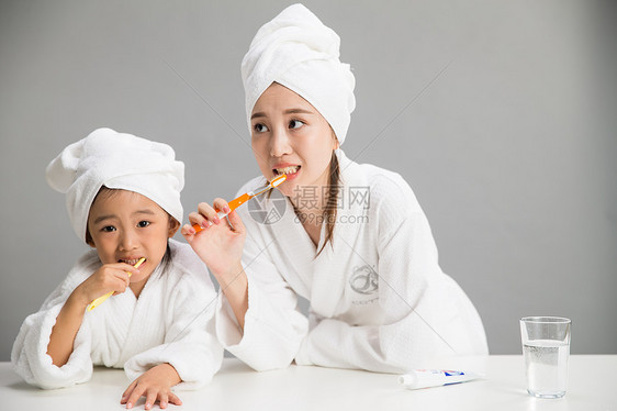 摄影女孩亲情穿着浴袍的母女刷牙图片