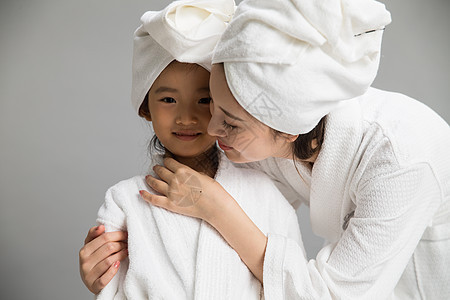 女孩愉悦单亲家庭穿着浴袍的快乐母女图片