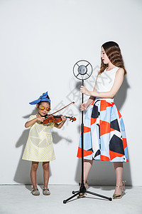 艺术娱乐彩色图片小女孩和妈妈拉小提琴图片